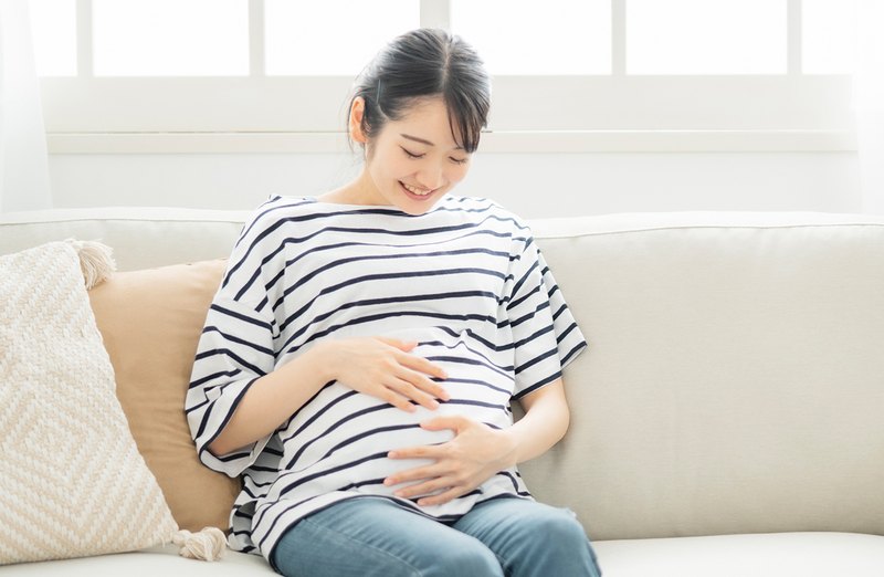 落ち着いた空間でリラックスする妊娠中のママ