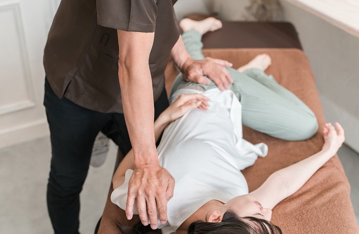 妊娠中の身体に合わせたやさしい施術を受けるママ