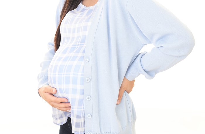 腰痛・恥骨痛で腰をかばう妊娠中のママ