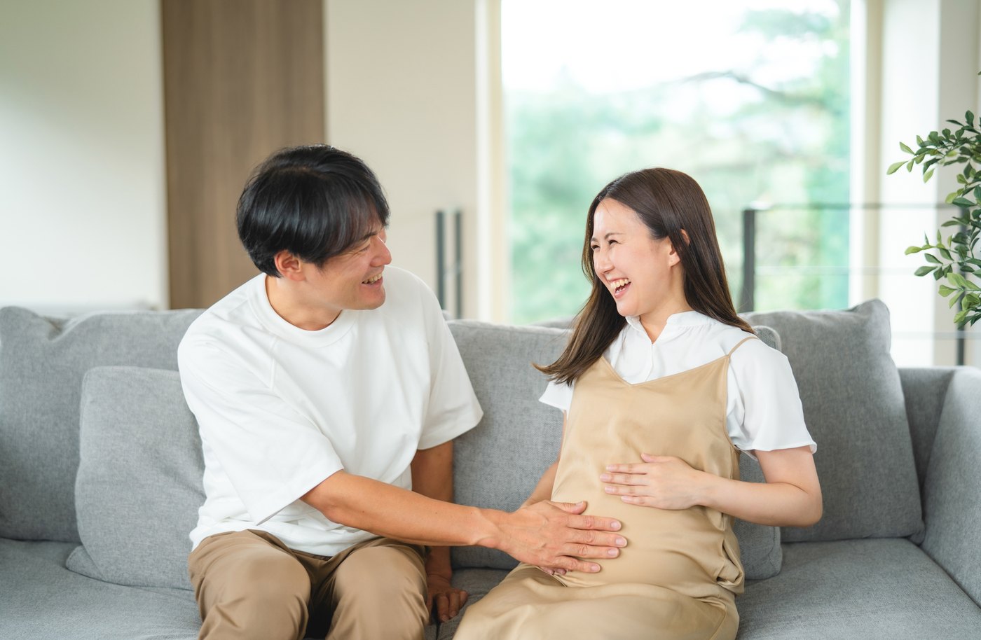 パートナーと一緒に出産を待つ妊娠中のママ