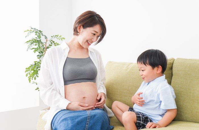お子さんと一緒に過ごす妊娠中のママ